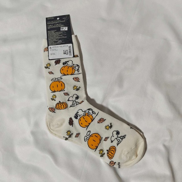 New American Eagle AE x Peanut Snoopy Plush Pajama PJ Set Size L + Socks - Picture 4 of 7